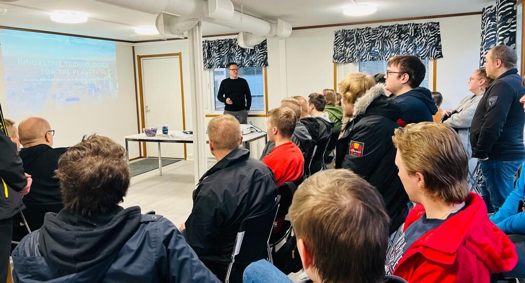Andritz oy paikallisjohtaja Marko Luokkanen esittelemässä yrityksen toimintaa energiatekniikan insinööriopiskelijiolle marraskuussa.